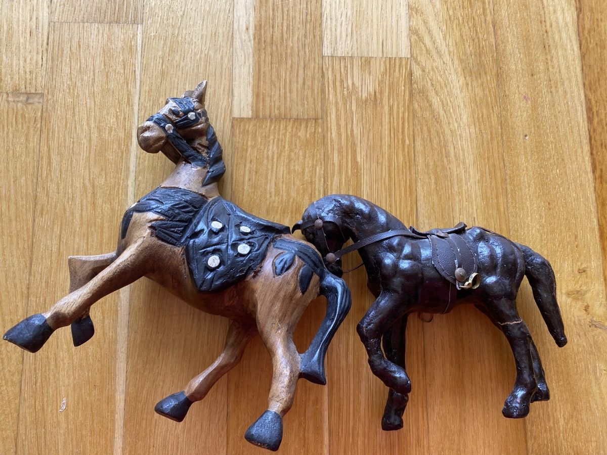 Statuette: Zwei wunderschöne Pferde-Figuren aus Holz – Usato da Münchenstein venduto da sommerverkauf12 1