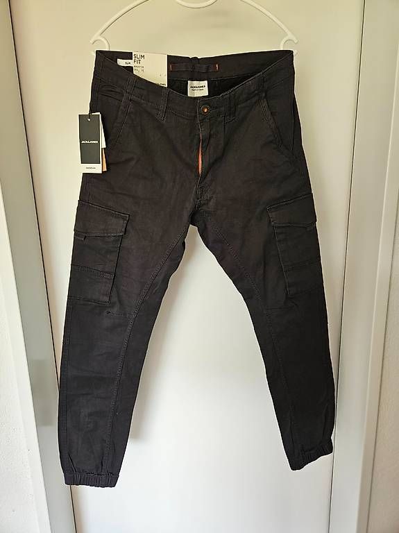 Pantaloni: Jack & Jones Cargo Pants / 33 32 / CHF 69.90 – Usato da Schliern b. Köniz venduto da sciurrrus