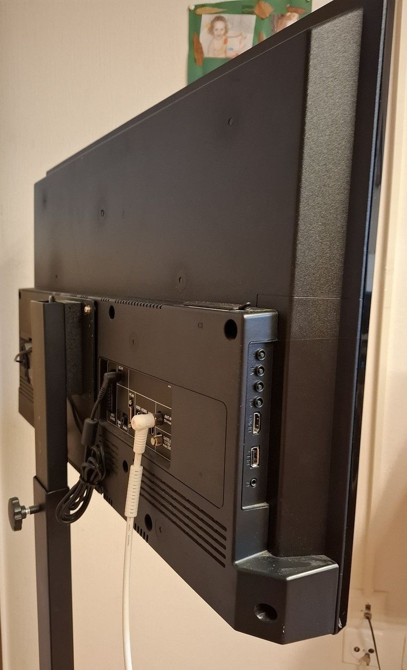 Grundig Appareils TV: Fernseher mit Rollengestell – D'occasion à Melchnau par Fredy027 1