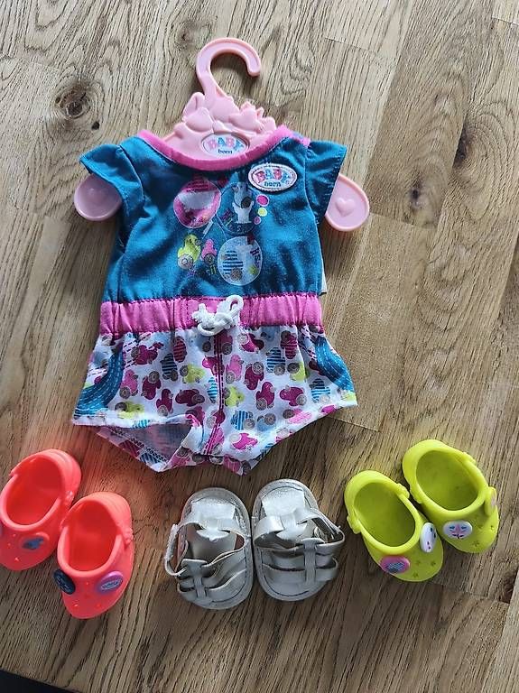 Pyjamas & Ähnliches: Schlafanzug mit 3 Paar Schuhen – Gebraucht aus Sargans von mel_8yph