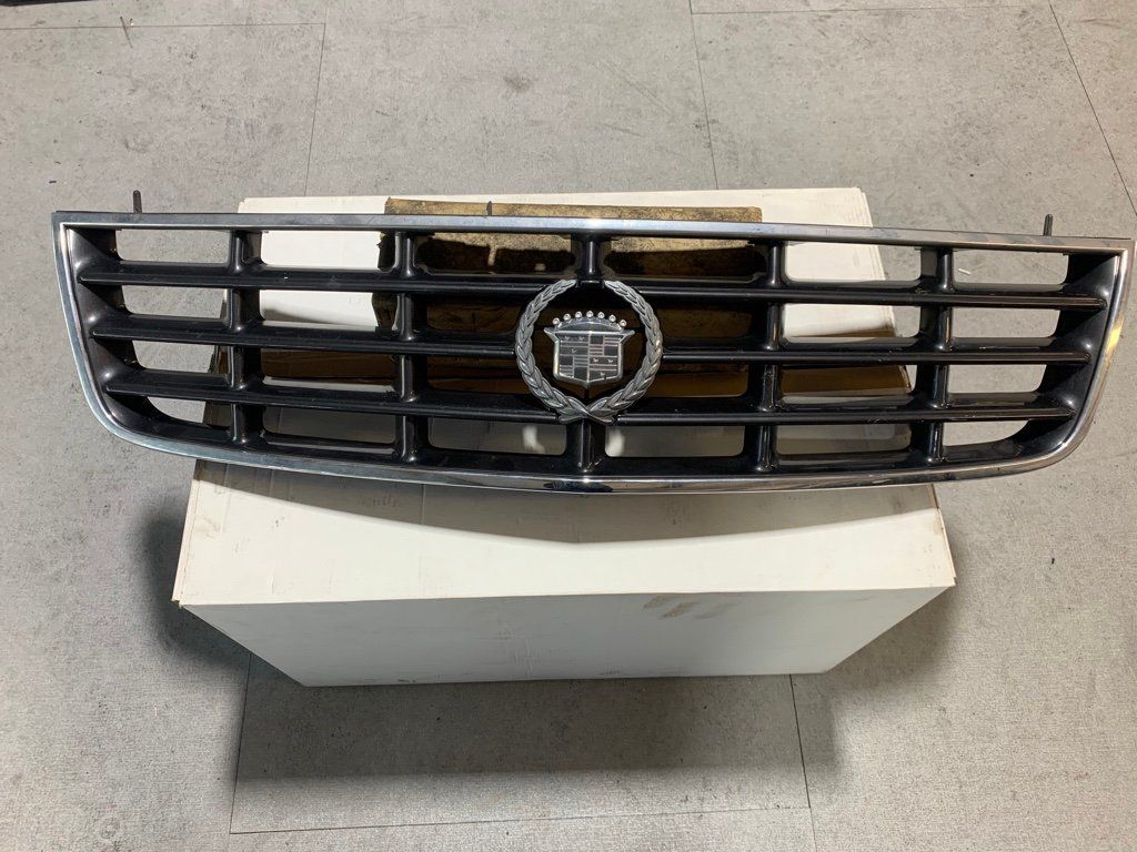 Cadillac Toutes les pièces auto: Kühlergrill Cadillac Seville 98-04 – D'occasion à Stetten AG par klappag