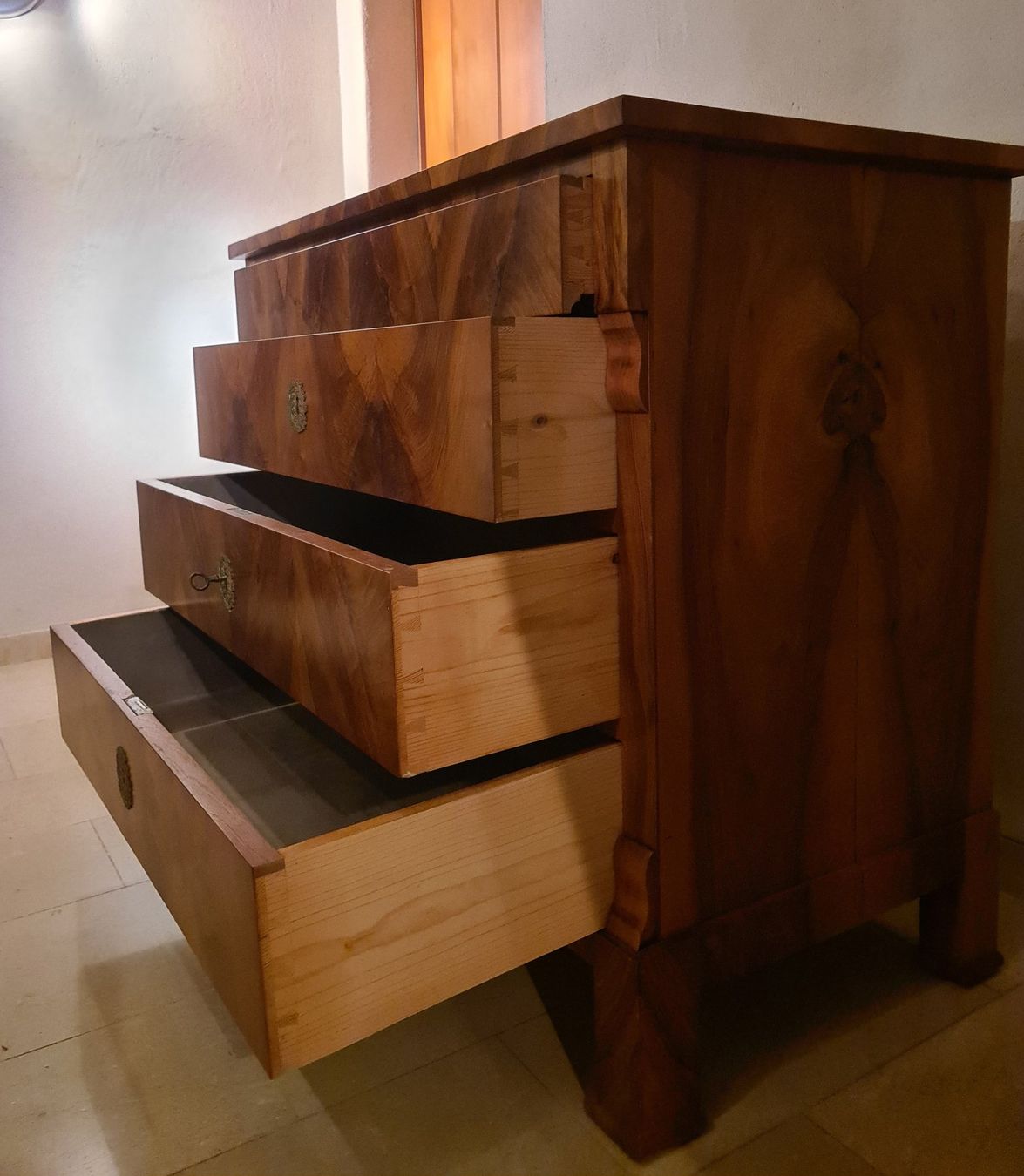 Cassettiere: Antike Biedermeier Kommode aus Nussbaum ca. 1850 – Usato da Biel-Benken BL venduto da dubs02 2