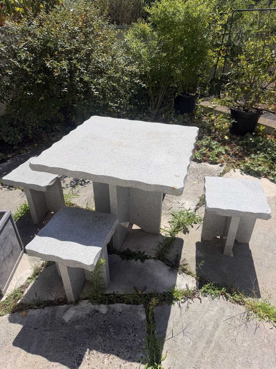 Set di tavolo e panche: Gartentisch mit Sitzbänken Granit rustikal Naturstein 4-teil – Usato da Therwil venduto da massimo_gino 1