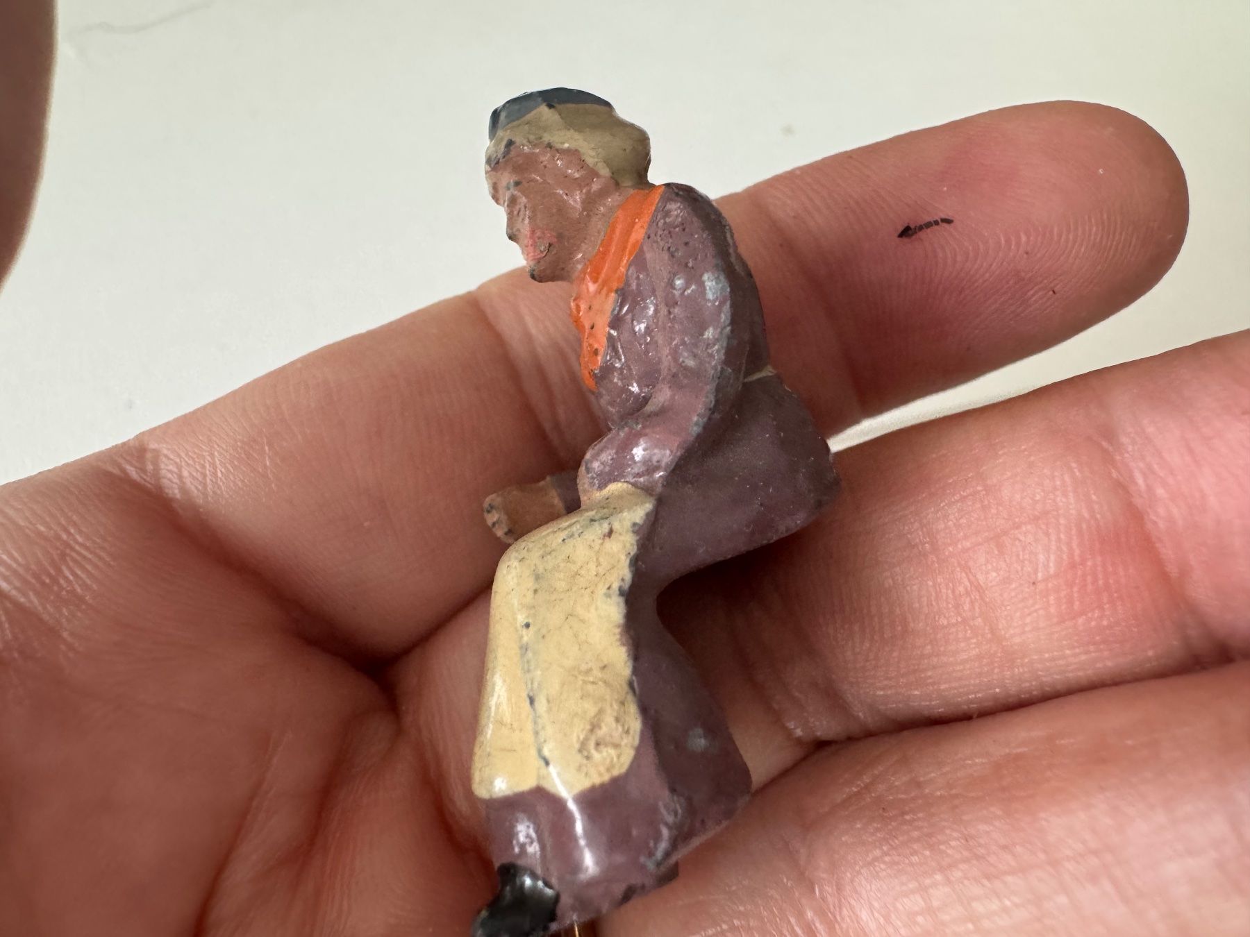 Bing Spielzeuge: Uralte, Metall-Guss Figur "Sitzende Grossmutter", H 4 cm – Gebraucht aus Winterthur von Arma3 4