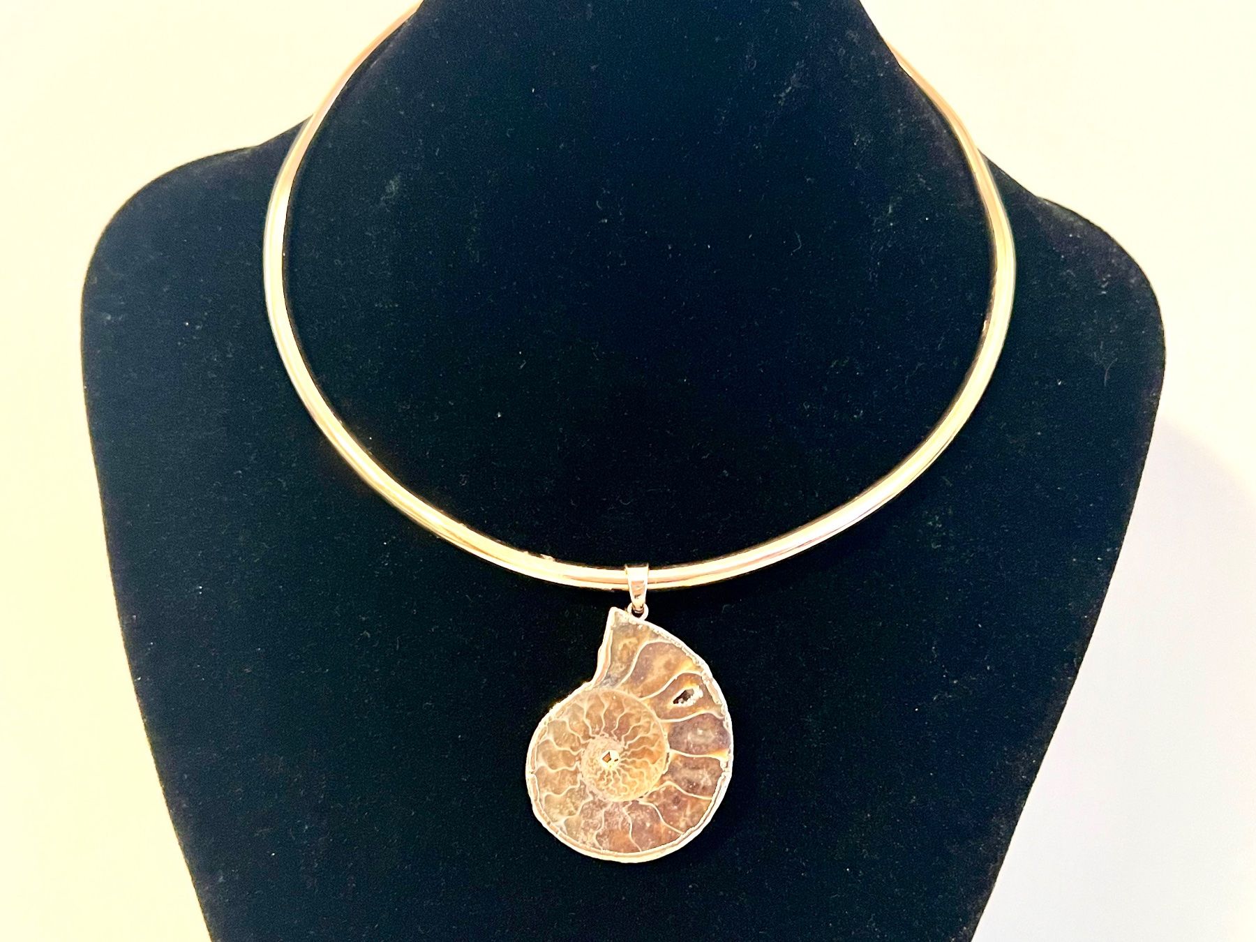 Colliers: Ammonite Fossil Pendant Necklace – Neuf avec emballage d'origine à Rüschlikon par ThereseJewelryDesign 3