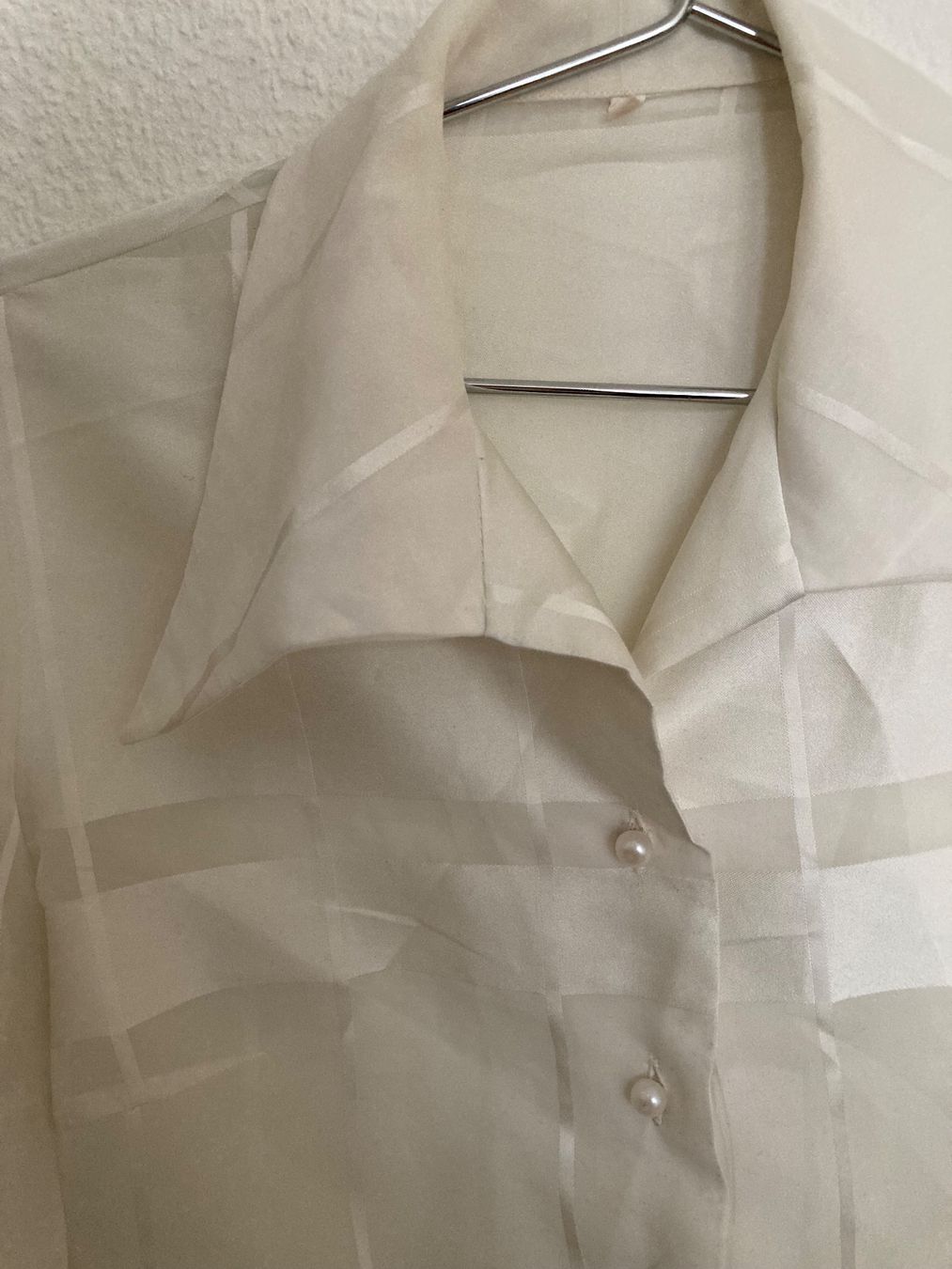 Camicette: Weiss schimmernde Vintage Bluse – Usato da Zürich venduto da julia_le 1