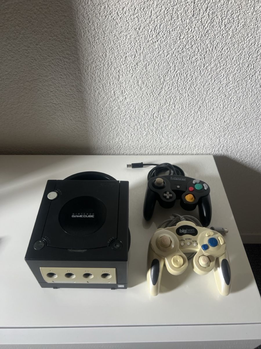 Nintendo Konsolen: Nintendo GameCube Konsole mit zwei Controllern – Gebraucht aus St.Ursen von P.Carrel