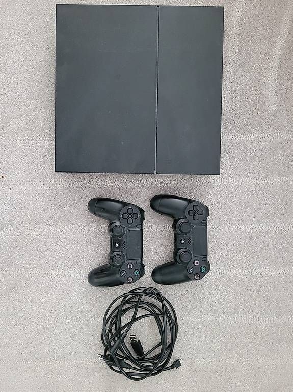 Consoles: PS 4 mit 2 Controler – D'occasion à Stäfa par Pam84 1
