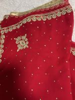 Rotes Chiffon Sari mit Gold Stickerei, festlich!