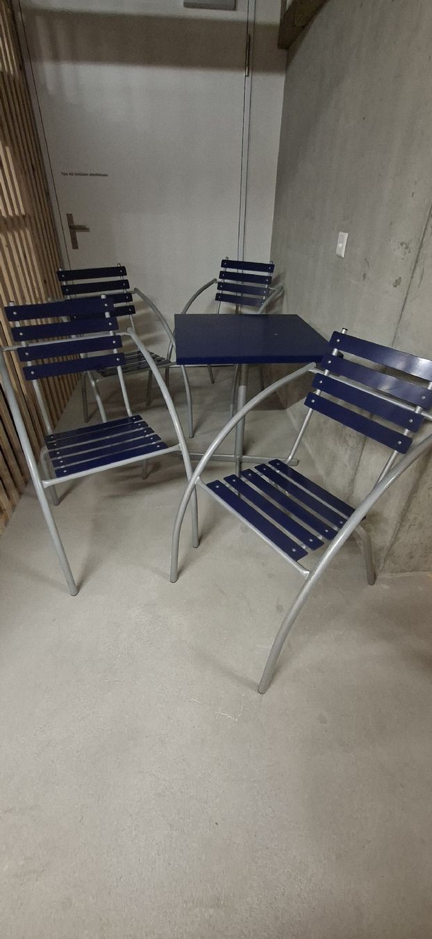 Schaffner Set di tavolo e panche: Schaffner Gartentisch und 4 Stühle in blau – Usato da Basel venduto da Lovintage