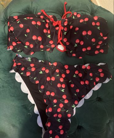 Schöner Bikini mit Kirschen Muster, Grösse M, neu!
