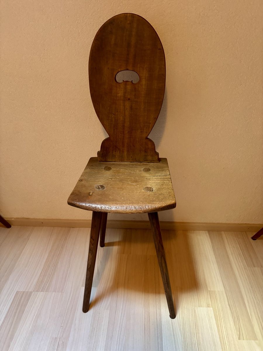 Chaises: Holz Stabelle antik – Défectueux à Gündisau par yuma06