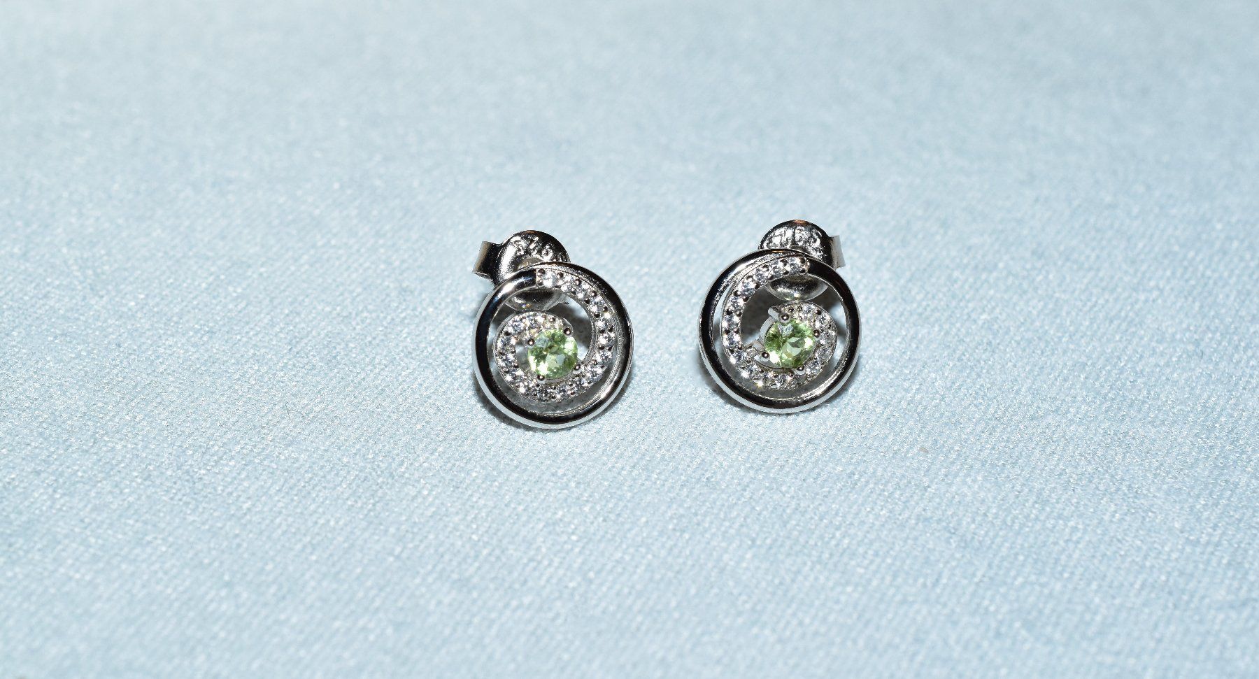 Orecchini pendenti & Orecchini a lobo: Ohrstecker mit Peridot (Chrysolith), neu – Nuovo e nell'imballaggio originale da Laufen venduto da flowerfan 1