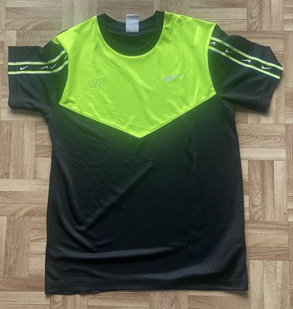 Maglietta Nike Uomo Taglia M - Ottima per l'estate!
