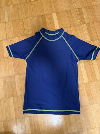 Badeshirt blau mit grünen Nähten kurzarm Gr. 110/116