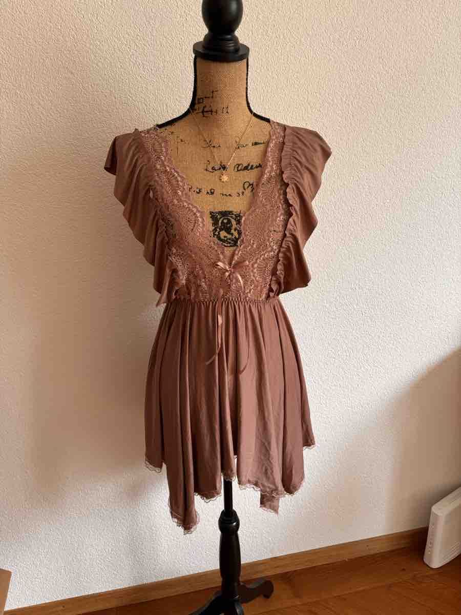 Vestiti: Damen Kleid mit Spitze und Volants Grösse M – Usato da Fraubrunnen venduto da Sxhiina01