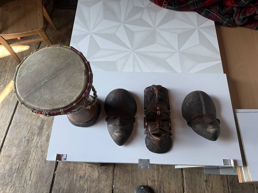 Arte internazionale: 3 Masques africains et jembé – Usato da Marsens venduto da mch_9wkl