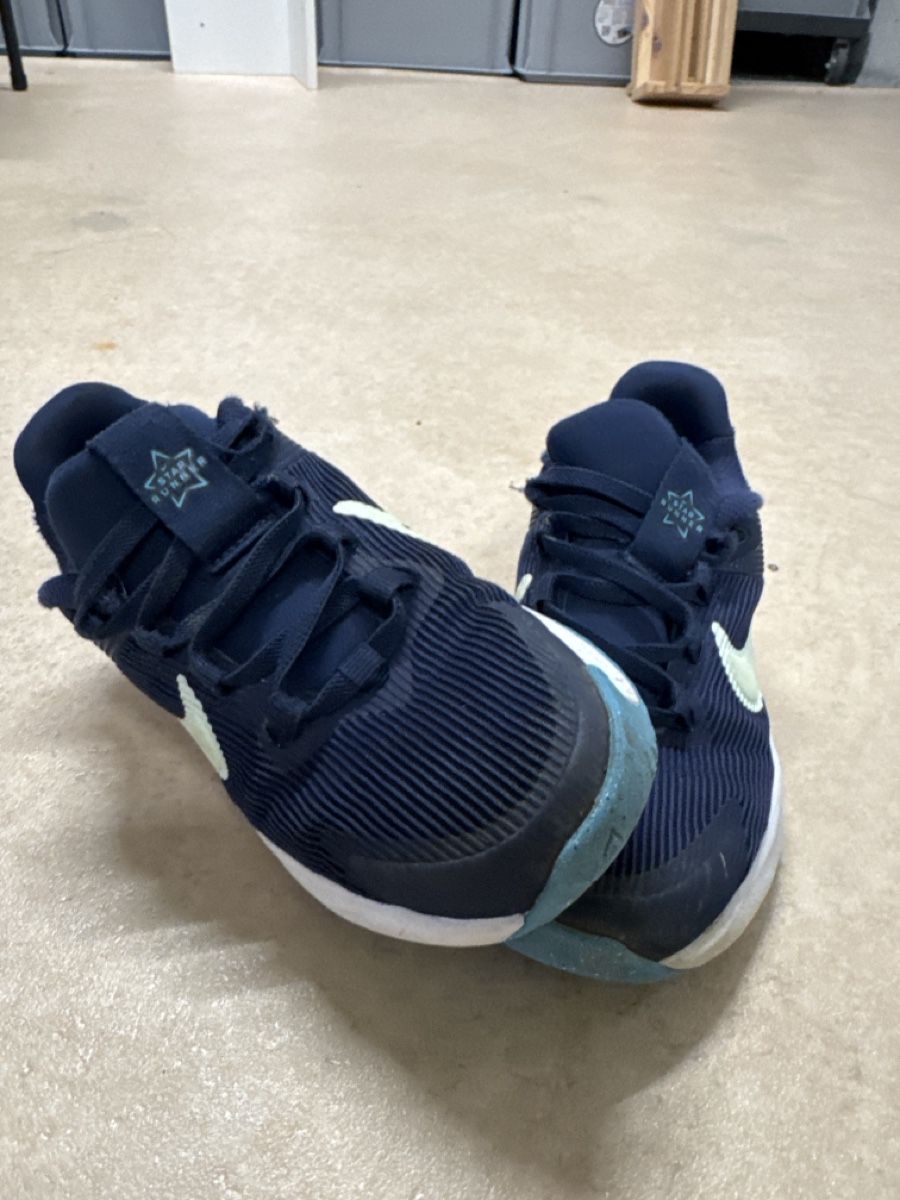 Chaussures garçon: Nike Turnschuhe Grösse 29 – D'occasion à Mülligen par Stalagmit