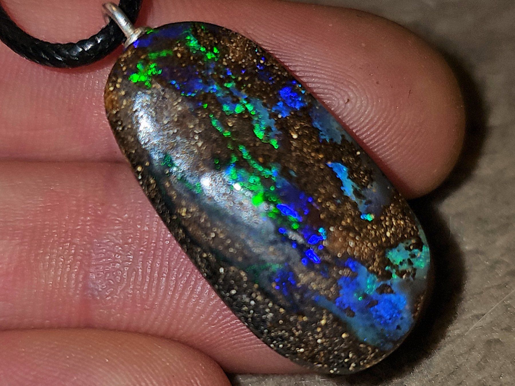 Pietre preziose: Extrem knallender australischer Boulder Opal Anhänger – Nuovo e nell'imballaggio originale da Uerkheim venduto da Winwinner 2