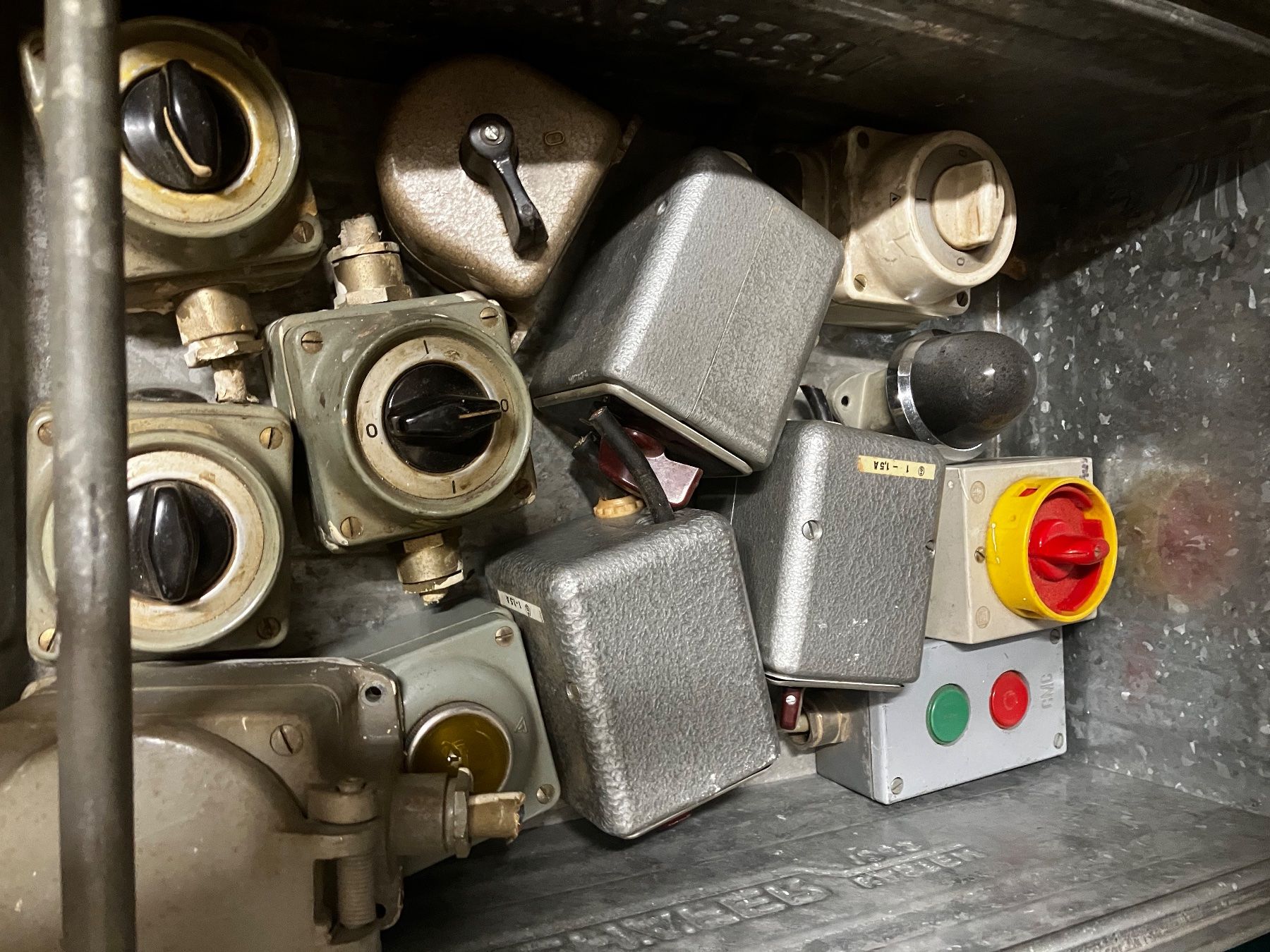 Schalter: Elektroschalter – Gebraucht aus Zürich von Ideal0 1