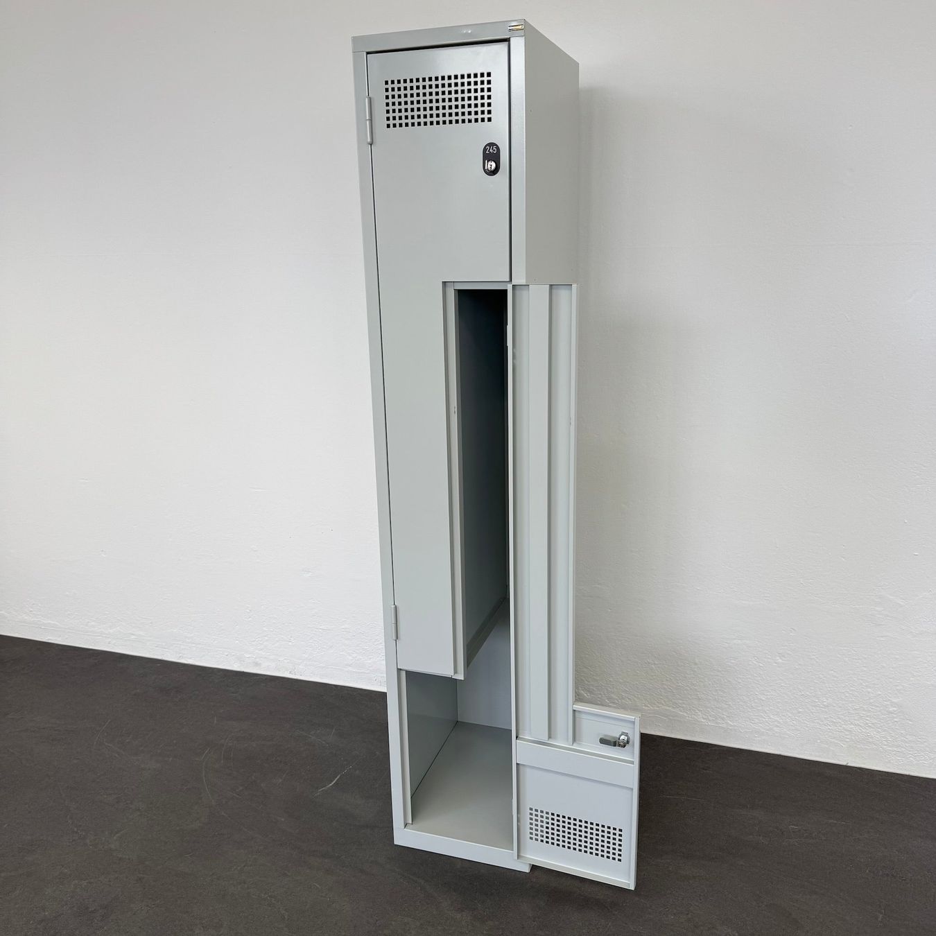 Schränke: C + P Möbelsysteme Classic Plus Z-Spind 2 Abteile Lichtgrau – Gebraucht aus Schönenwerd von mcofficeshop 5