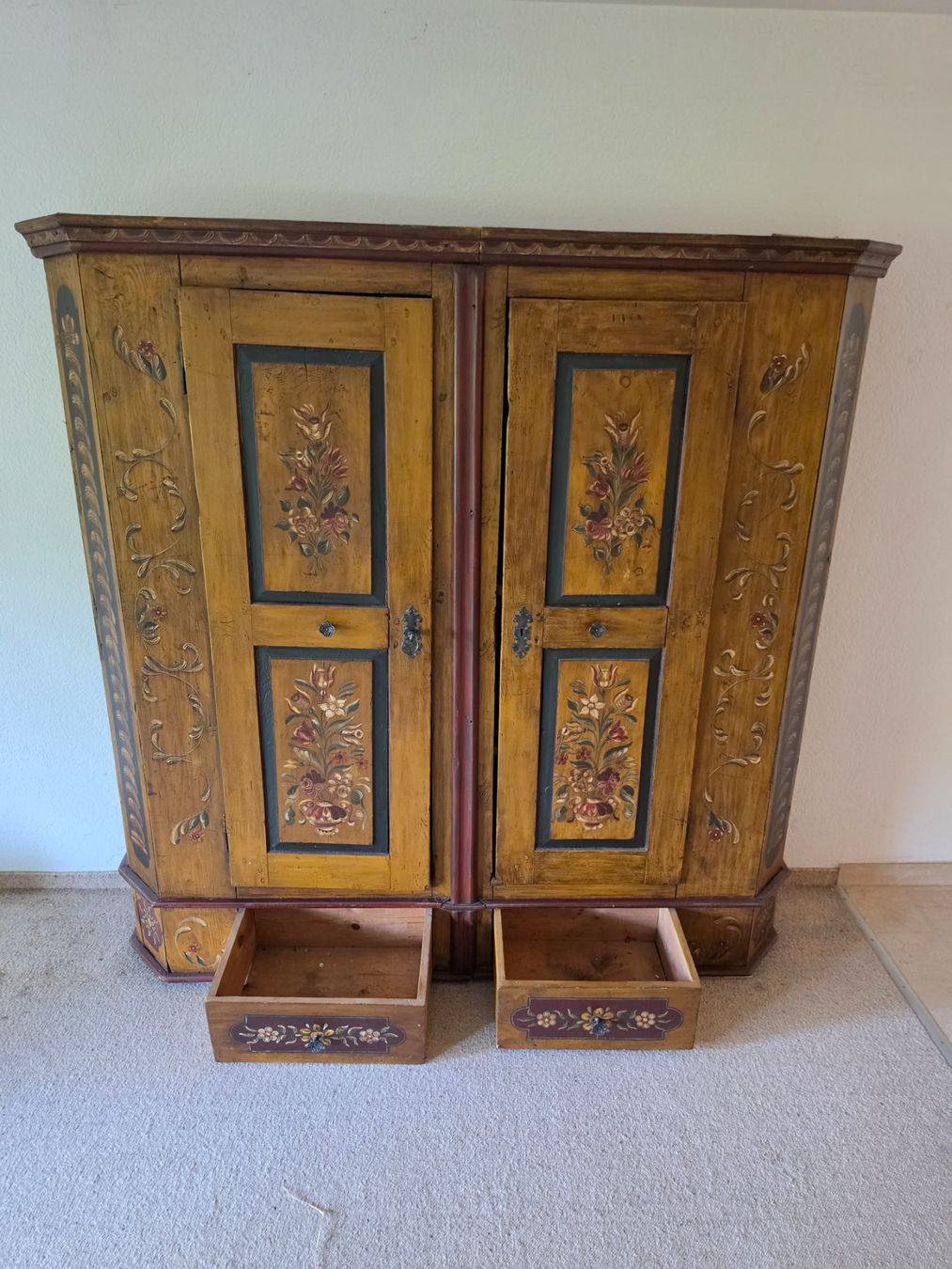 Armadi: Antiker Handbemalter Bauernschrank – Usato da Maienfeld venduto da chr_m6wj 4