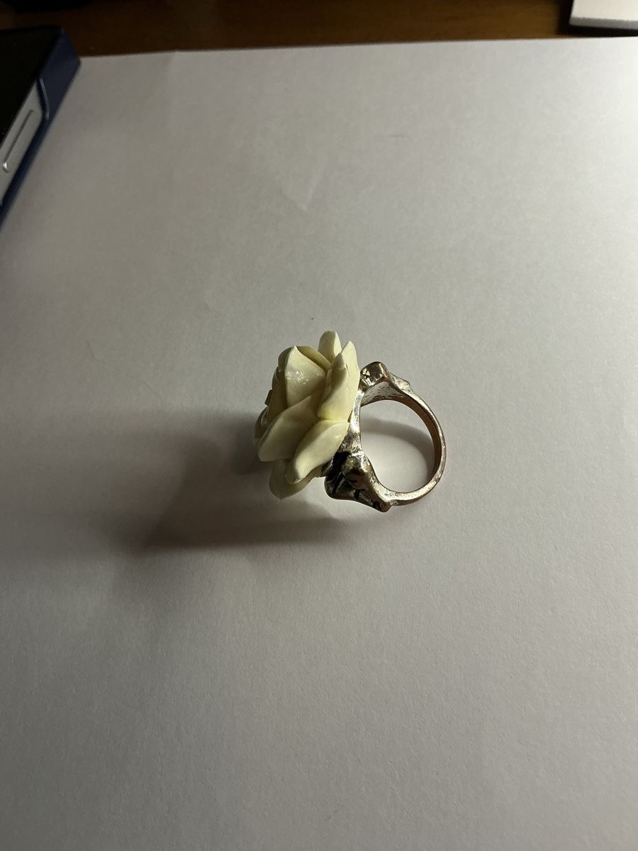 Anelli: Verkaufe ein Ring mit einer Weissen Rossen  – Usato da Basel venduto da Ajscha7o1 1