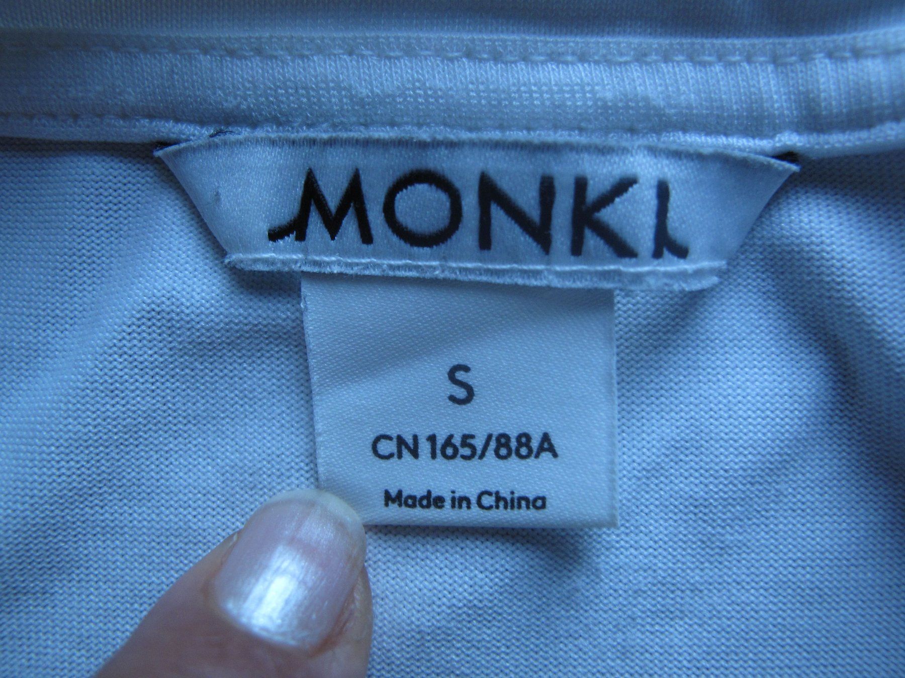 Monki T-shirts: Monki 70% Modal T-Shirt Size S – Défectueux à glarus par Engel_888 1