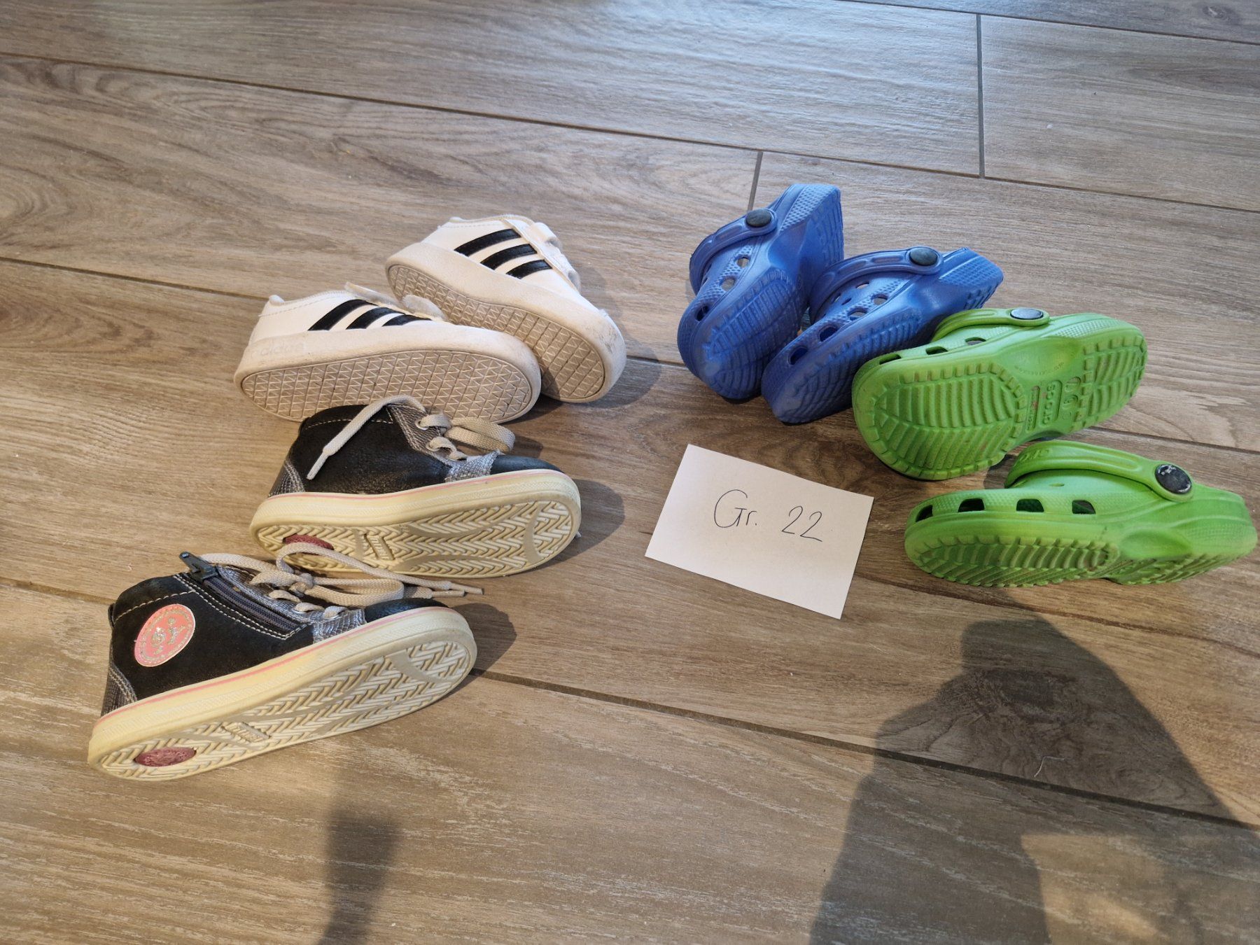 Scarpe per ragazze: Cooles Schuhpacket Gr. 22 Mädchen – Usato da Niederhünigen venduto da SnowboardJu