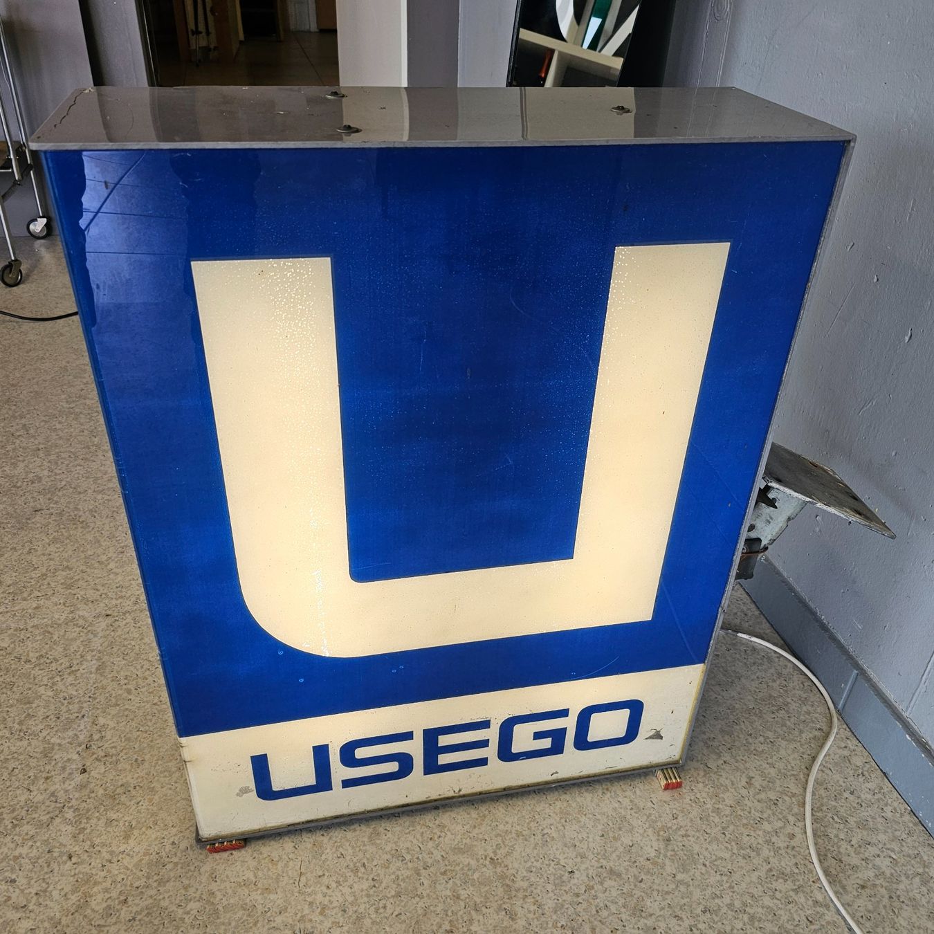 Lampade: USEGO Leuchtreklame Lightbox Schweizer Ladenkette Leuchte – Usato da Nottwil venduto da Wondewa-Shop