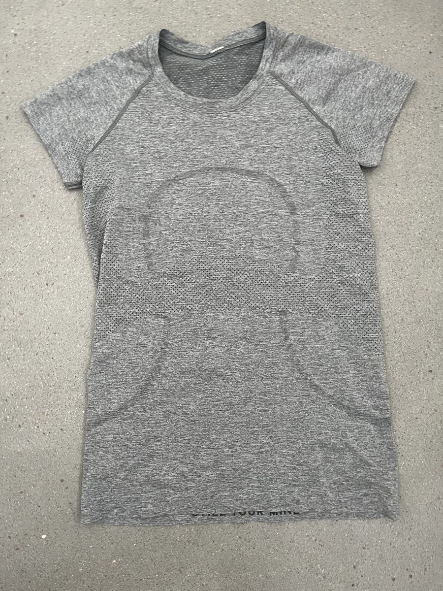 Lululemon T-shirt: Lululemon Shirt Gr. 6 – Usato da Dottikon venduto da kat_jk9m