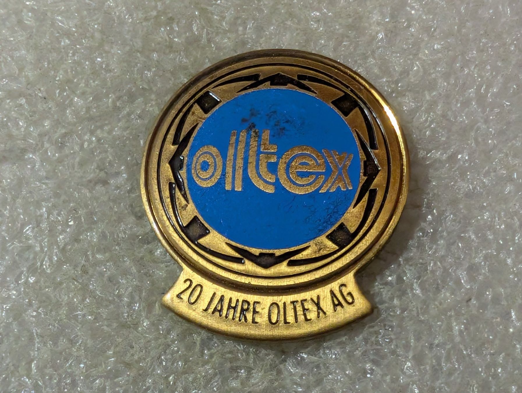 Plaketten & Abzeichen: Ansteckpin 86: Oltex AG – Gebraucht aus Oppligen von Pin-Fall-Shop