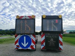 2 Autobahn Signalanhänger zu verkaufen