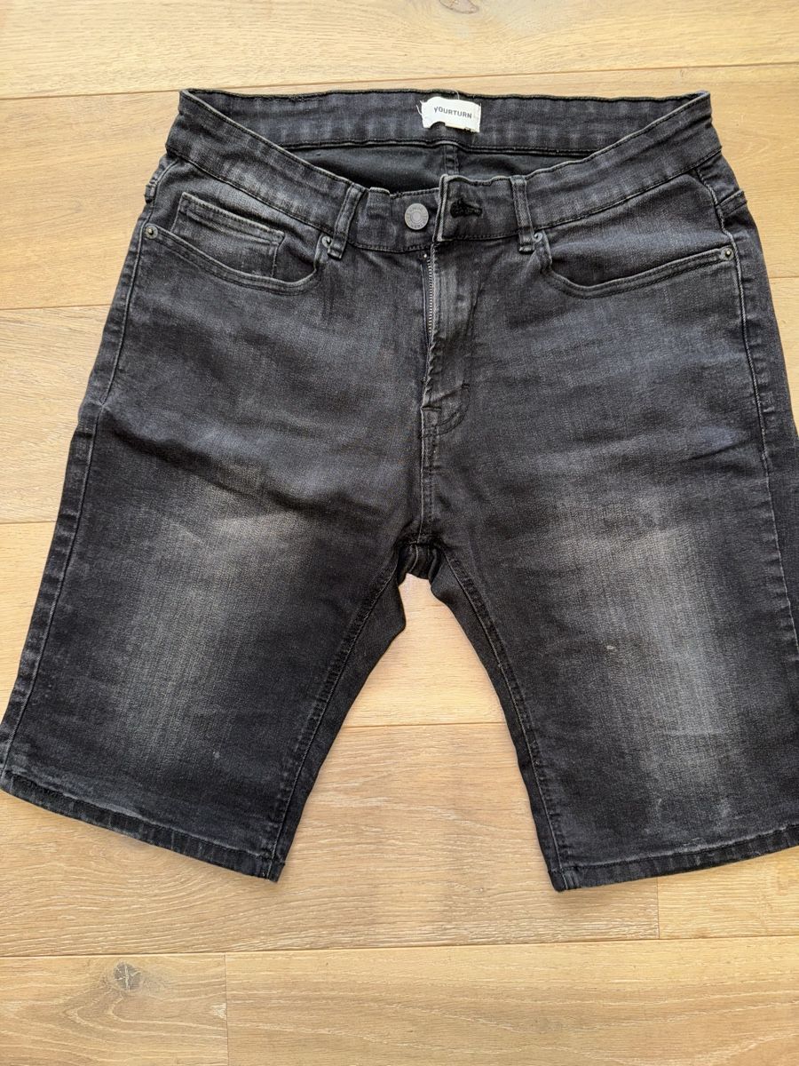 Jeans: Schwarze Jeans Shorts Grösse 34 – Usato da Altdorf UR venduto da Lilelo82