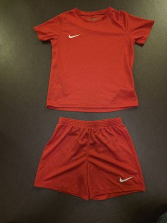 Nike Fussball Dress Set, Rot, Grösse 116-122 (6-7 J