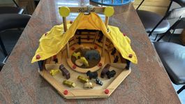Zirkuszelt aus Holz mit Tieren und Zuschauern, für Kinder