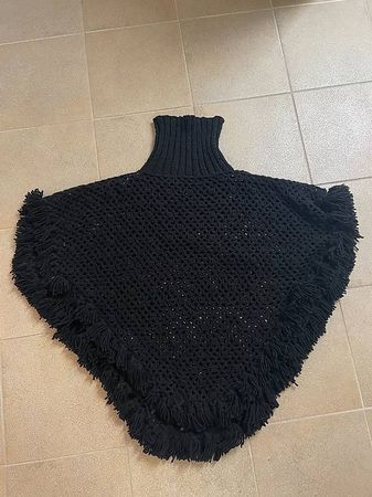 Handgefertigter Poncho in Schwarz mit elegantem Kragen