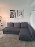 Ecksofa mit Schlaffunktion und Bettkasten grau. 