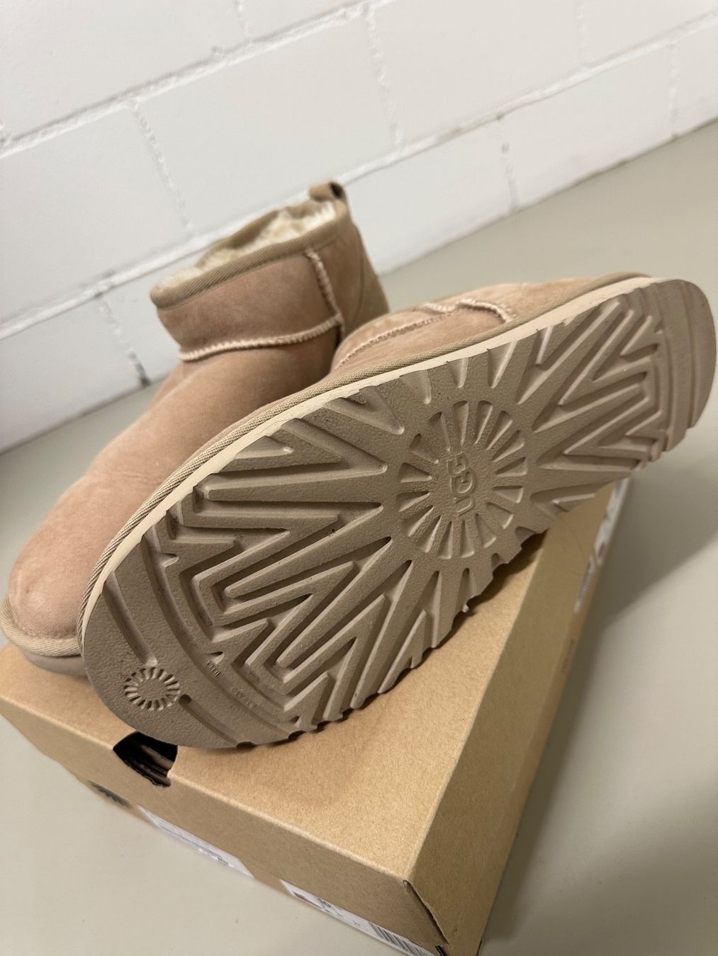 Ugg Scarpe da donna: Original UGG Boots - US 10 / EU 41 – Nuovo (secondo la descrizione) da Kloten venduto da niinaa.5 2