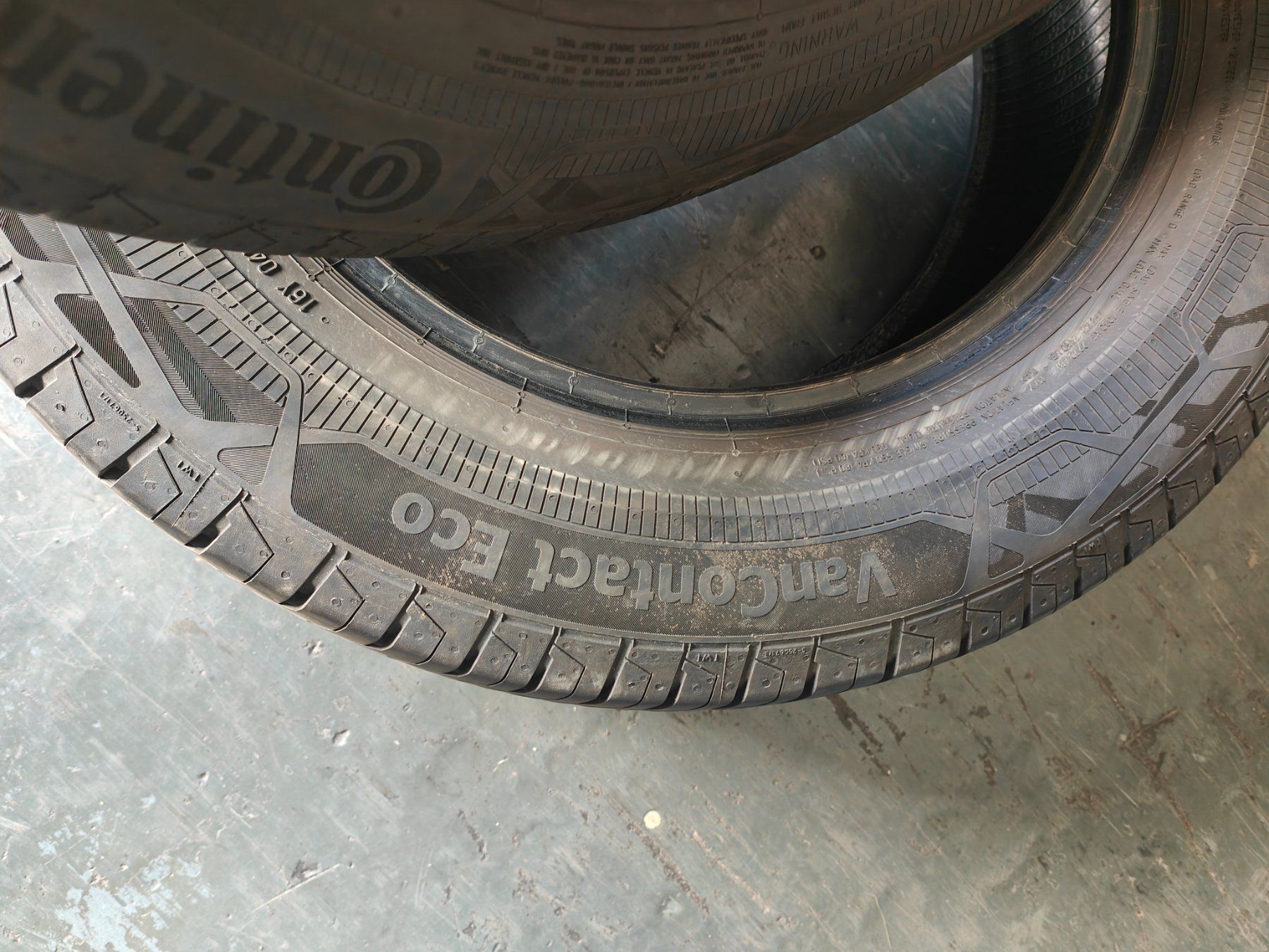 Continental Pneumatici & Ruote complete: Sommerreifen 215/65 R16 C – Usato da Oberengstringen venduto da Reifen-Lagerverkauf 3