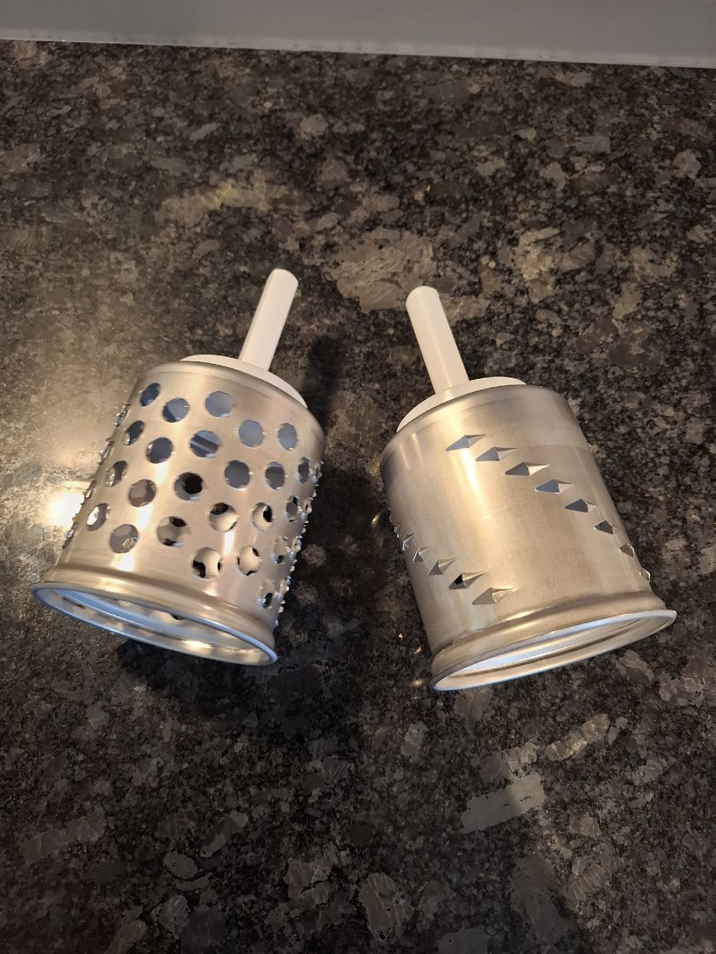 Kitchenaid Elettrodomestici da cucina: Lot de 2 râpes pour Kitchenaid artisan, neuves – Nuovo (secondo la descrizione) da Neuchâtel venduto da FloKo88 2