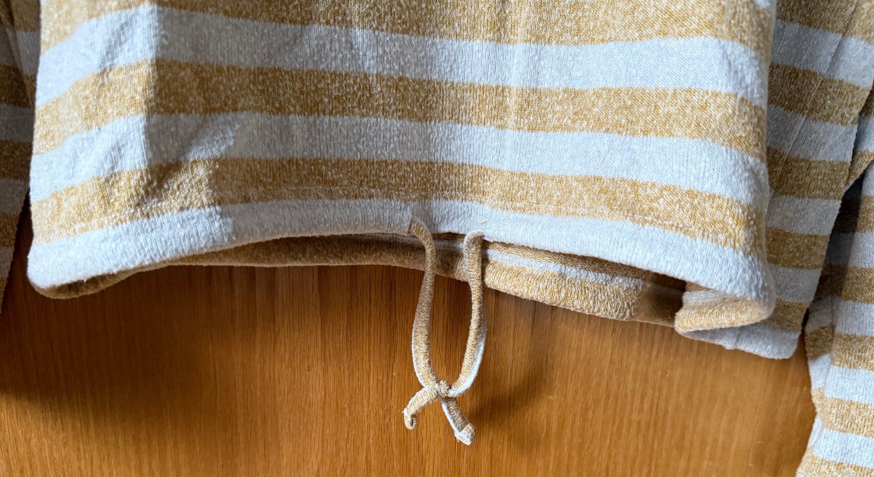 Maglioni & Felpe: schöner Kapuzenpulli Only, weiss-gelb gestreift – Usato da Zäziwil venduto da kreative-ideen 1