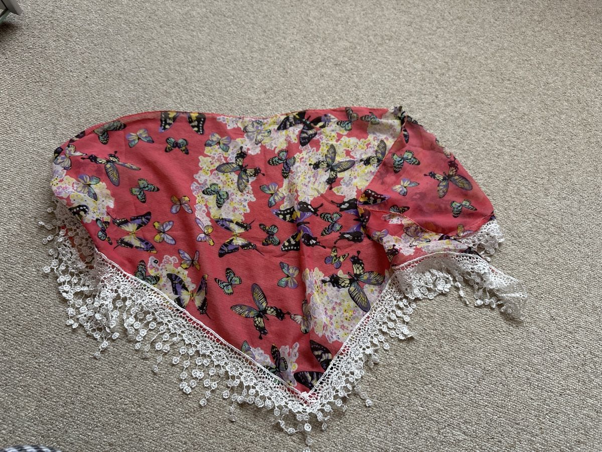 Foulard & Sciarpe: Sommertuch mit Schmetterlingen und Spitze – Usato da Buchs AG venduto da Dasmusstduhaben