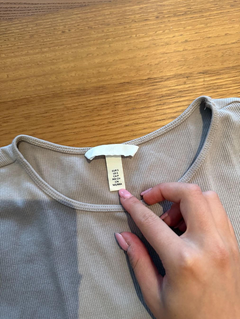 H&M T-shirt: Figurbetontes T-Shirt, size S – Usato da Sissach venduto da laura.x4 1