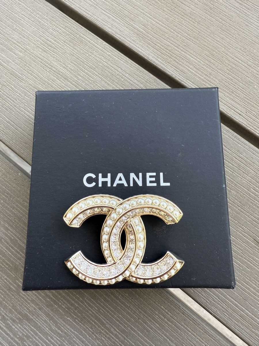 Chanel Spille & Fermagli: CHANEL CC Brosche Gold mit Perlen & Kristallen – Nuovo (secondo la descrizione) da Muttenz venduto da jus_nkk2