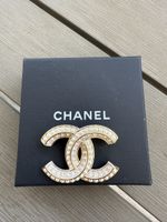 CHANEL CC Brosche Gold mit Perlen & Kristallen