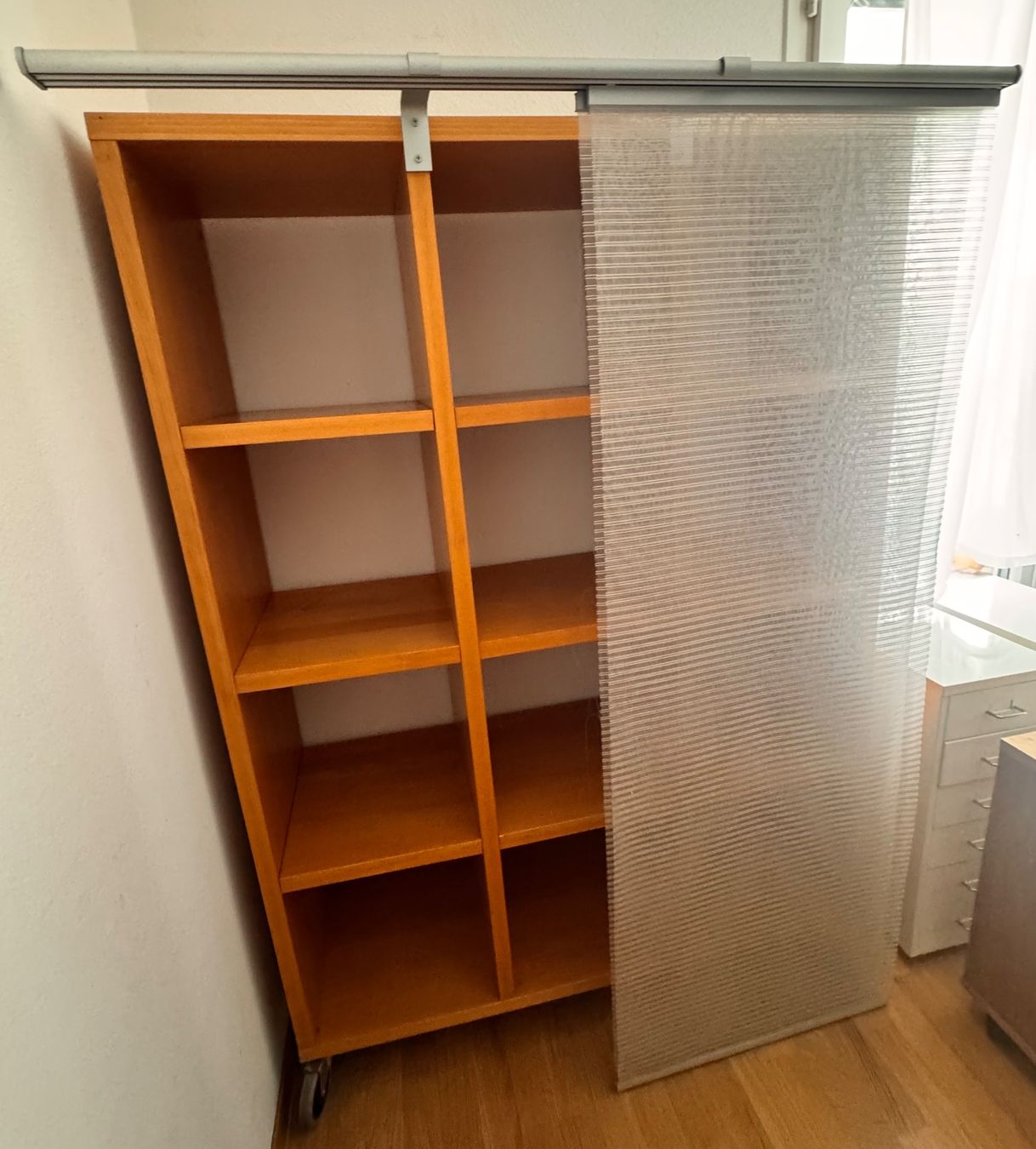 Scaffali: Stabiles Holzregal auf Rollen mit Schiebevorhang – Usato da Baar venduto da 001loulou 2