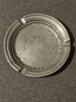 Ancien cendrier en étain, design élégant et intemporel
