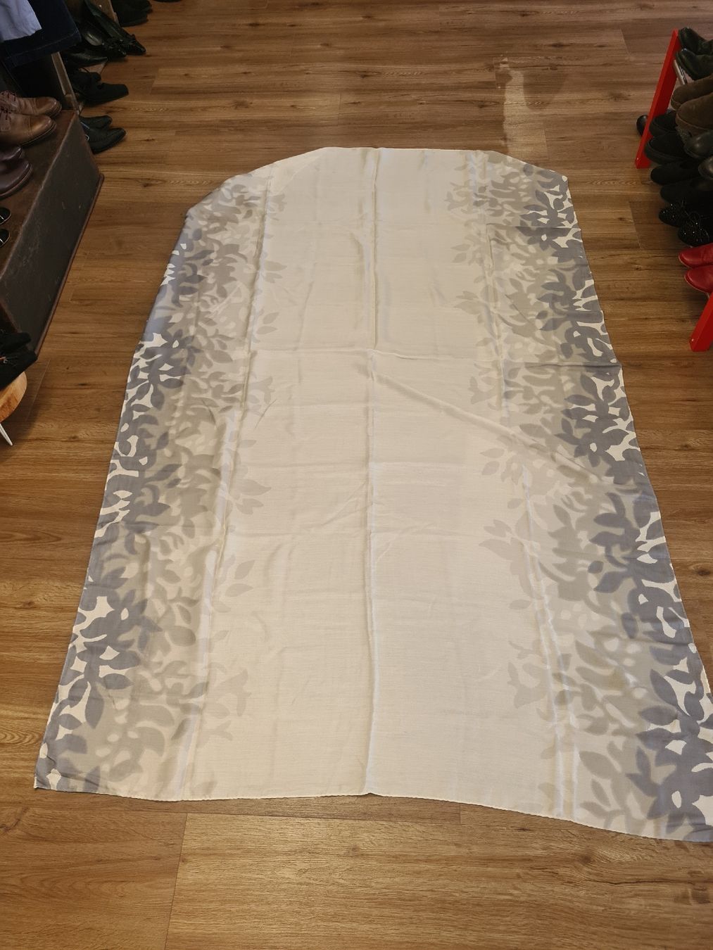 Hemisphere Foulards, Tücher & Schals: Hemisphere Seidenschal, edel, floral, grau-weiss – Gebraucht aus Adligenswil von FriedasWelt 2