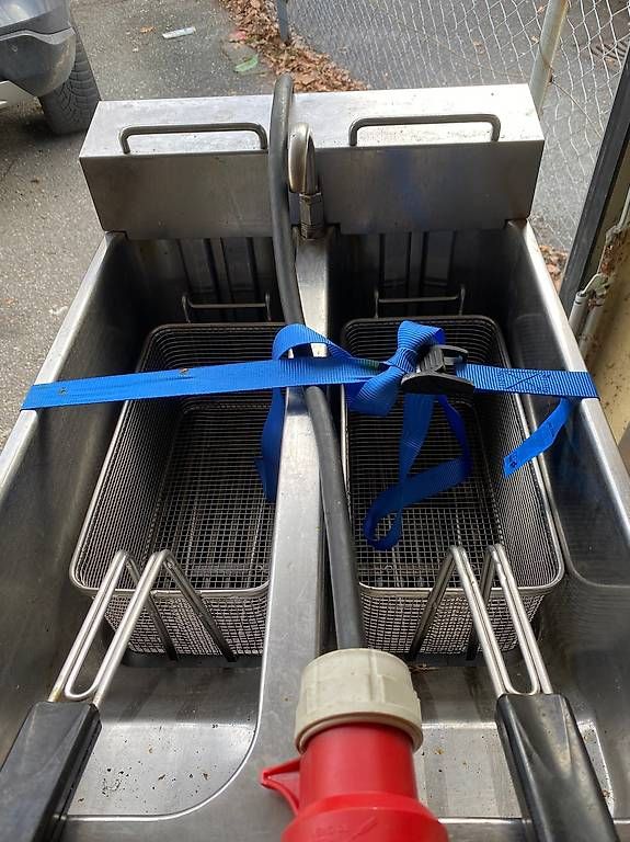 Cucine complete: Vend une friteuse double bacs Valentine – Usato da Martigny venduto da seater 2